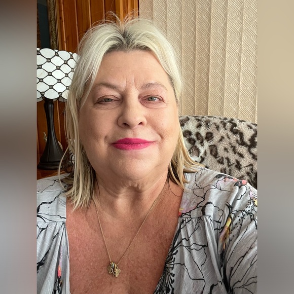 Meet your Posher, Sharon - Picture 2 of 2